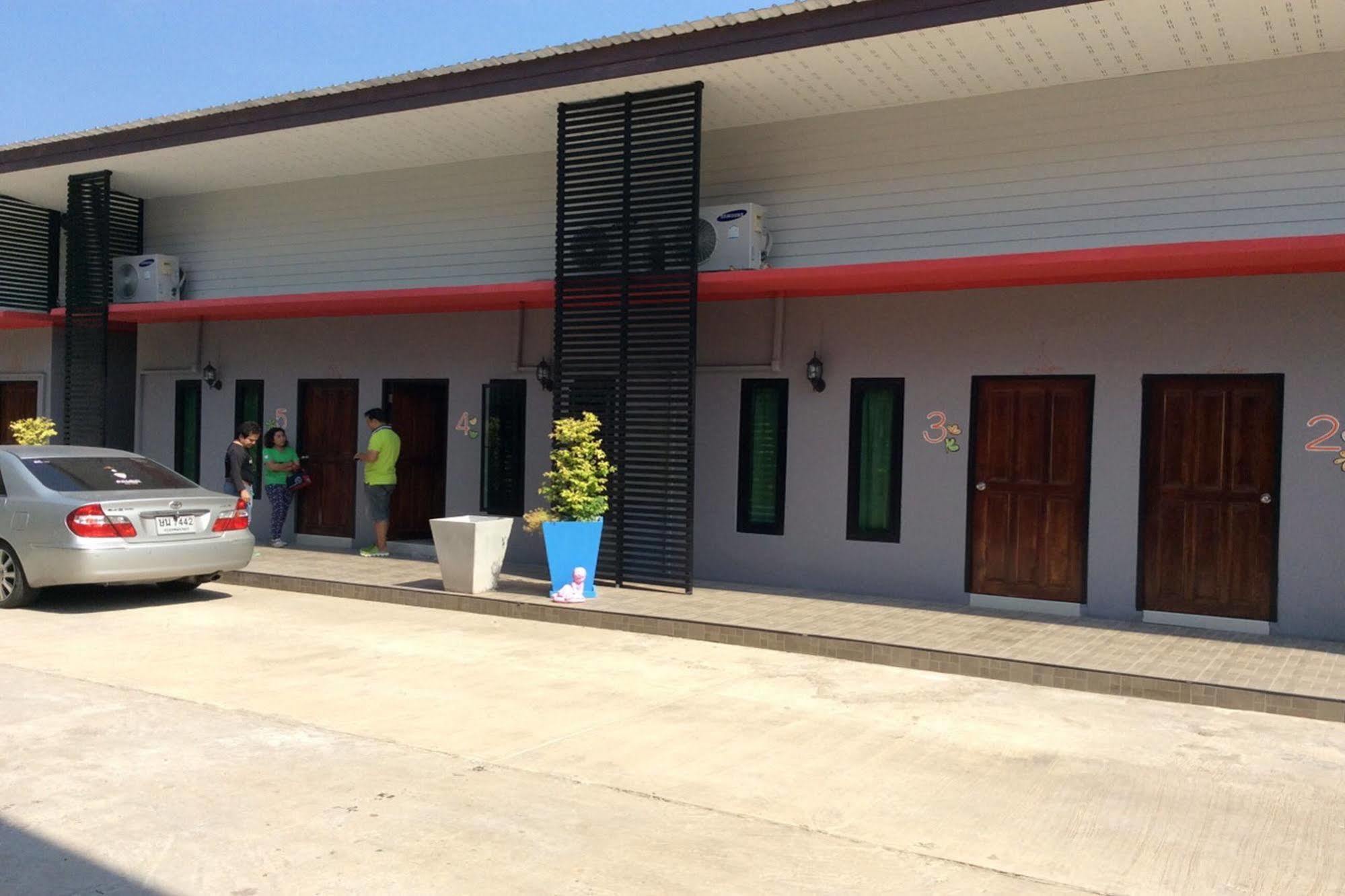 Baan Sri Family Otel Kabin Buri Dış mekan fotoğraf
