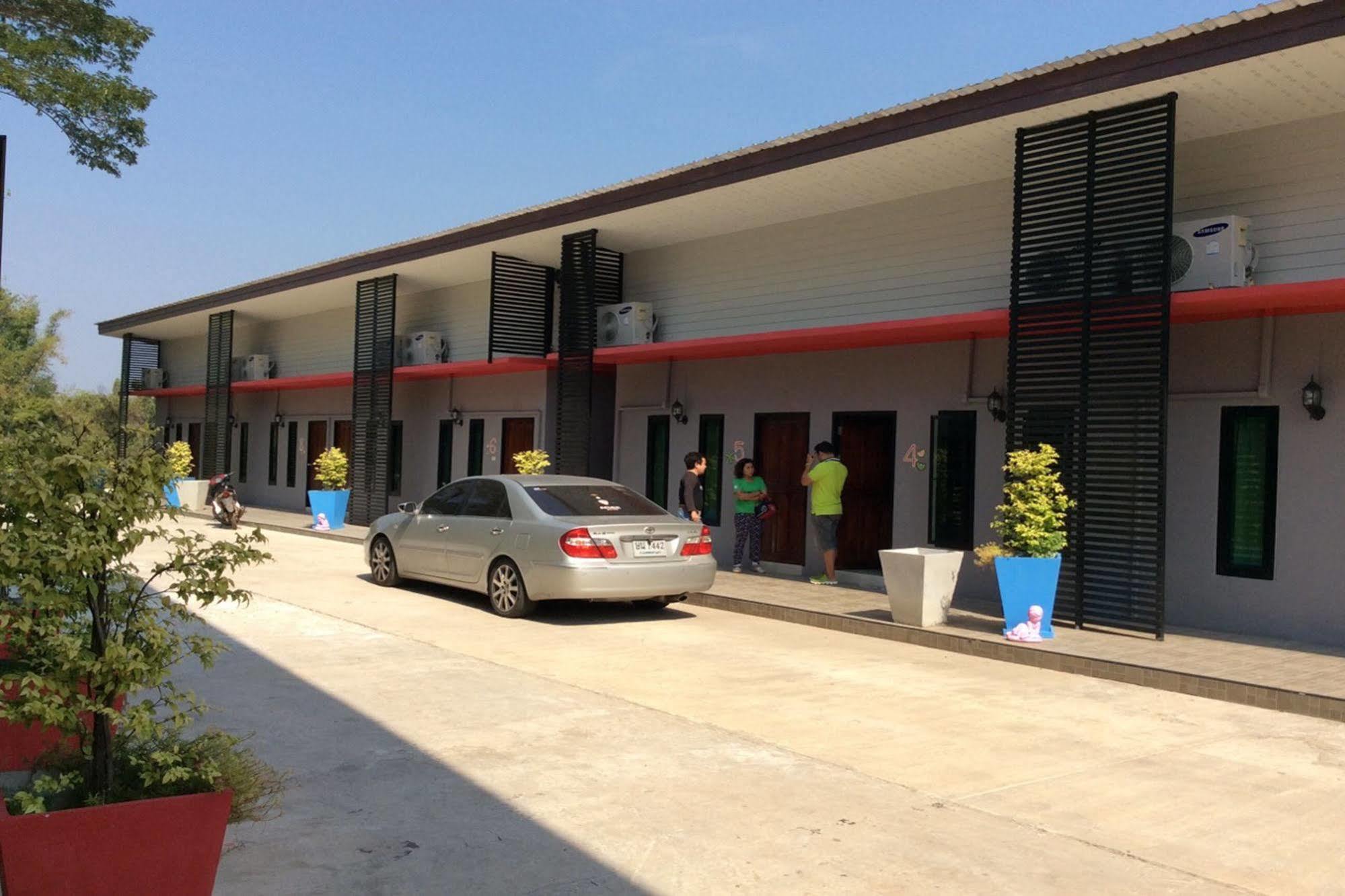 Baan Sri Family Otel Kabin Buri Dış mekan fotoğraf